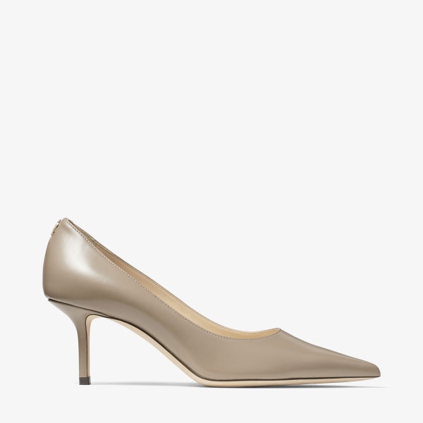 LOVE 65 | JCロゴ付き Taupe レザー・パンプス | サマーコレクション 