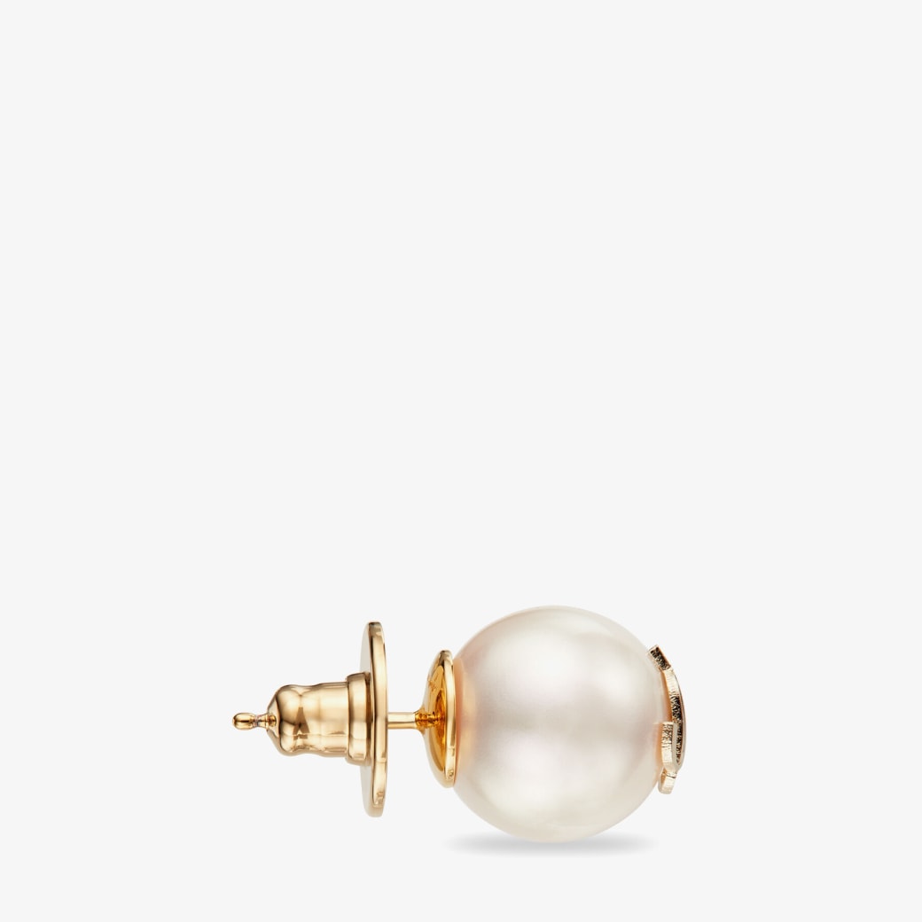 JC Pearl Studs