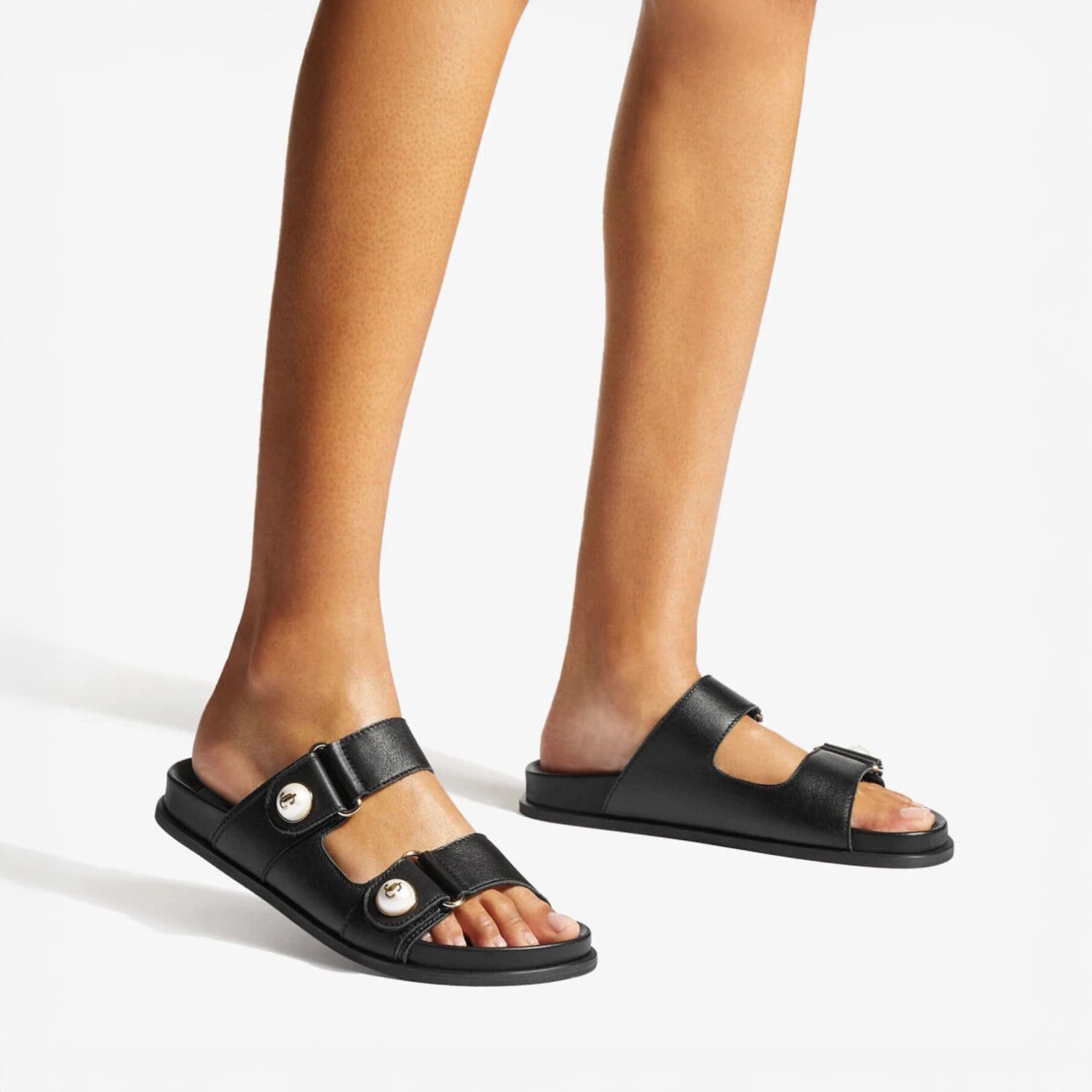 FAYENCE SANDAL | パール付き Black スムースレザー・フラットサンダル | 2023年サマーコレクション | ジミー チュウ JP