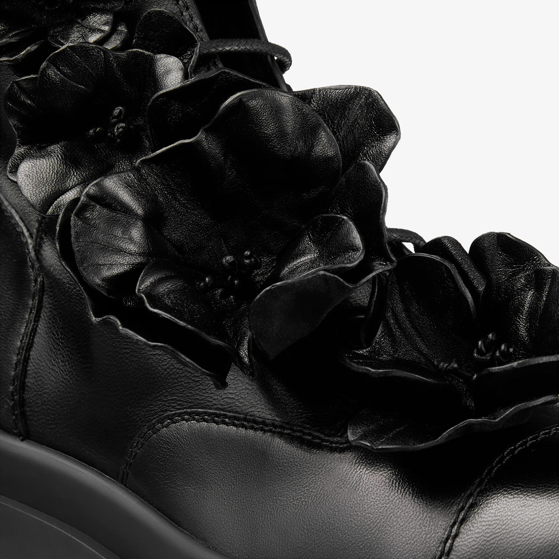 NARI FLOWERS FLAT｜フラワー付き Black ナッパレザー・アンクルブーツ 
