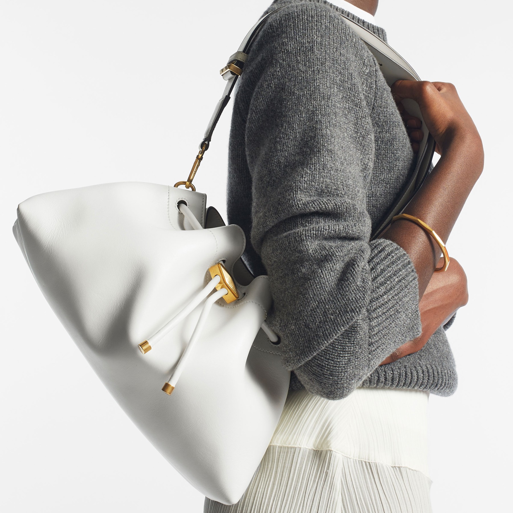 Cinch M Bucket Bag aus Leder in Latte JIMMY CHOO