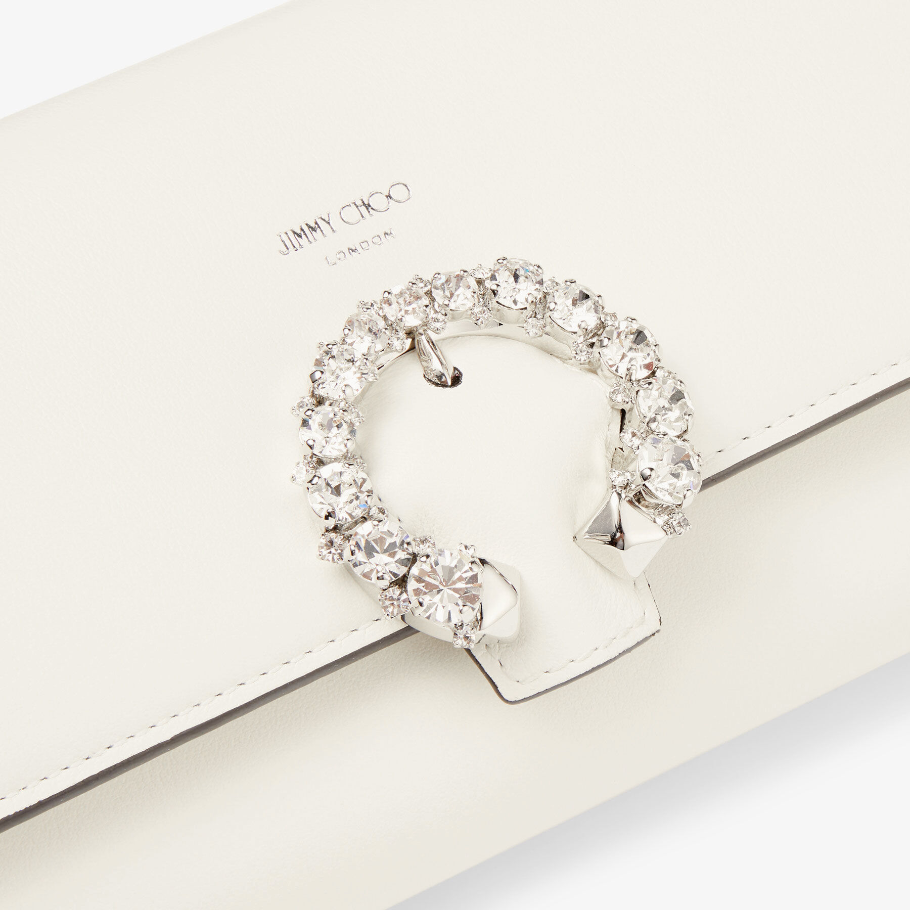 WALLET W CHAIN Brieftasche aus glattem Kalbsleder in Latte mit Kristallschnalle Winterkollektion 2022 JIMMY CHOO