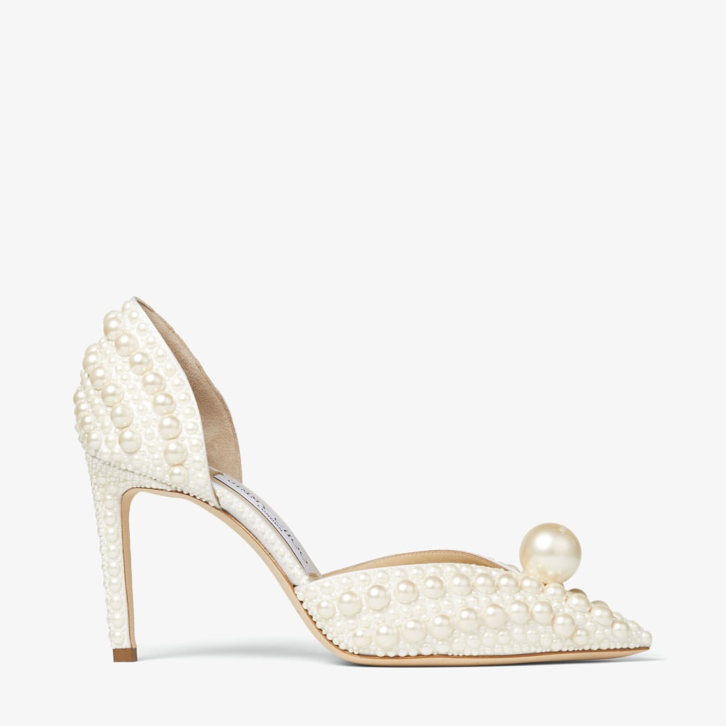 Zapatos de salón en satén de color blanco cubiertos de adornos de perlas |  SABINE 85 | Verano 2021 | JIMMY CHOO