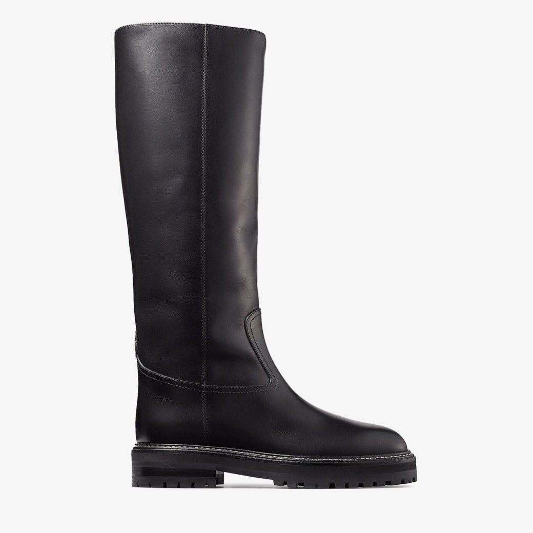 Botas altas en suave piel vachetta de color negro con forro de borrego  natural | BOTAS PLANAS YOMI | Otoño-invierno 2021 | JIMMY CHOO