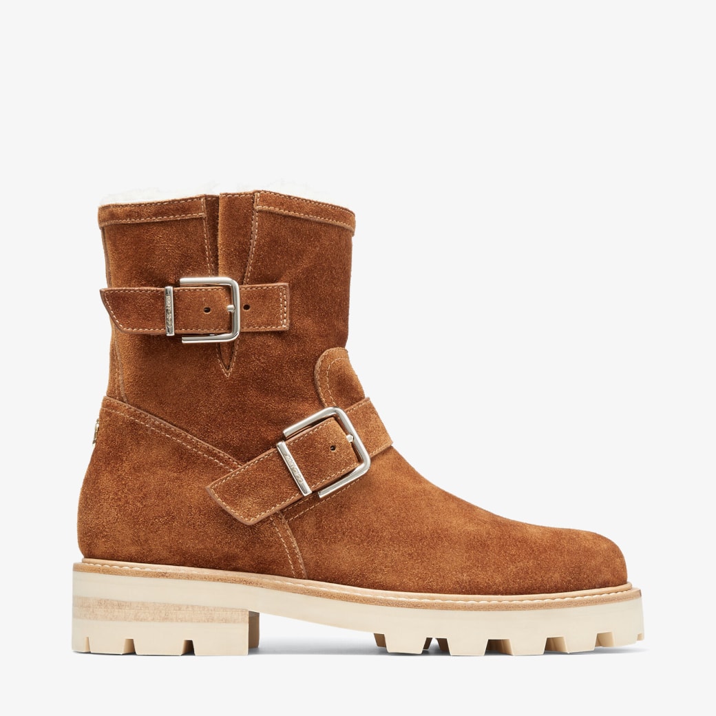 Botas moteras en suave ante de color tostado con forro de borrego natural |  YOUTH II | Otoño-invierno 2021 | JIMMY CHOO