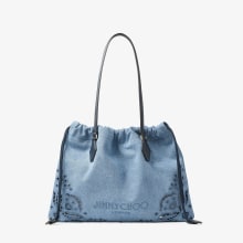 関送込★JIMMY CHOO★ドローストリング トート M ラファイア ドローストリング トート / M |ジミー チュウのエンボスロゴ入り