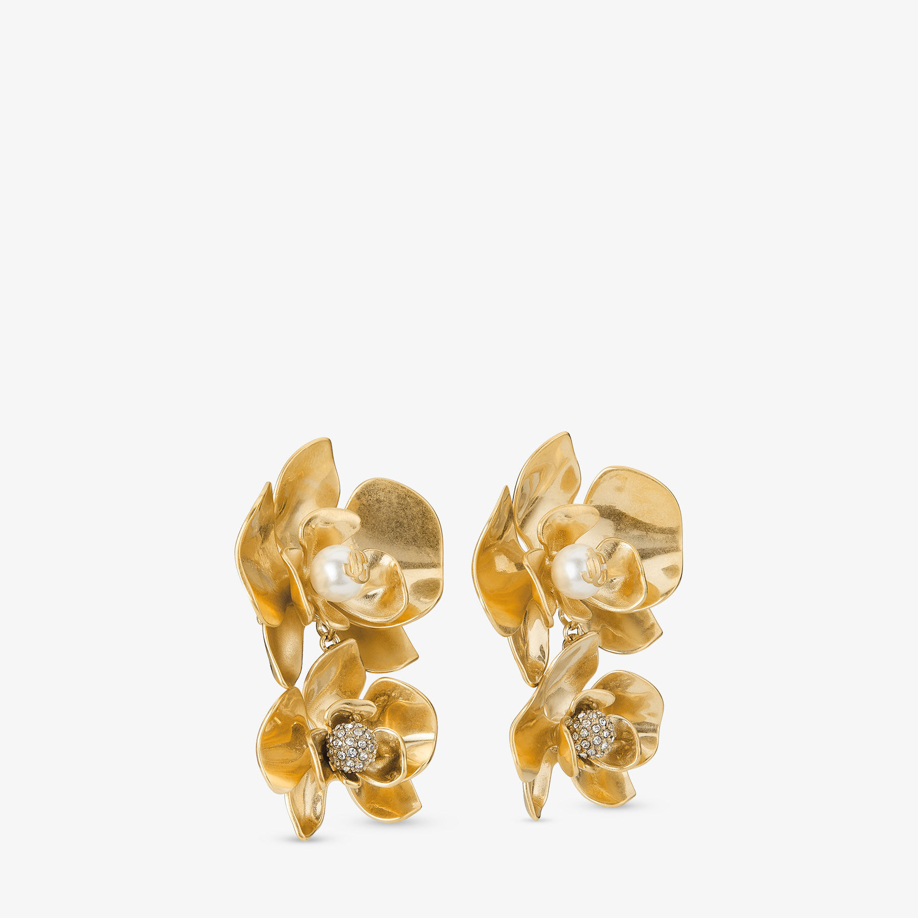 ゴールドフィニッシュメタル・JCロゴ入りパール スタッドピアス
