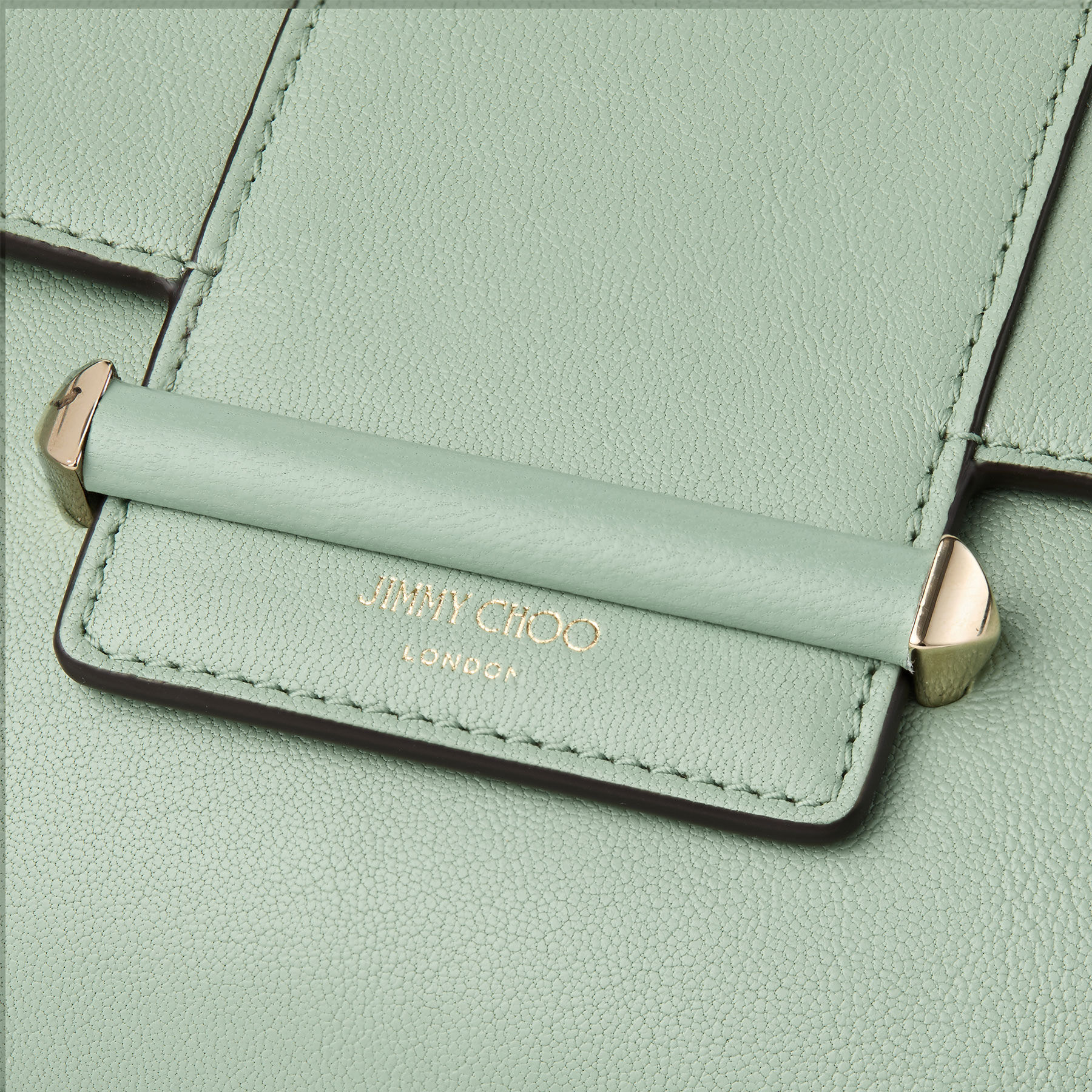 Bar Wallet With Chain | Bar Wallet With Chain 系列钱包，选用光滑碧绿色机车皮制作，以精致结构重新定义日常实用包袋。包身廓形小巧精美，点缀品牌标志性栏条五金饰件，配以时髦链条肩带，可斜挎、肩背或手拿，优雅又实用，适合随心打造不同时尚造型。  | JIMMY CHOO