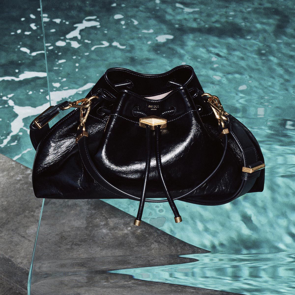 シンゴ38 Cinch Medium | Black Soft Shiny Biker Leather Shoulder Bag | JIMMY