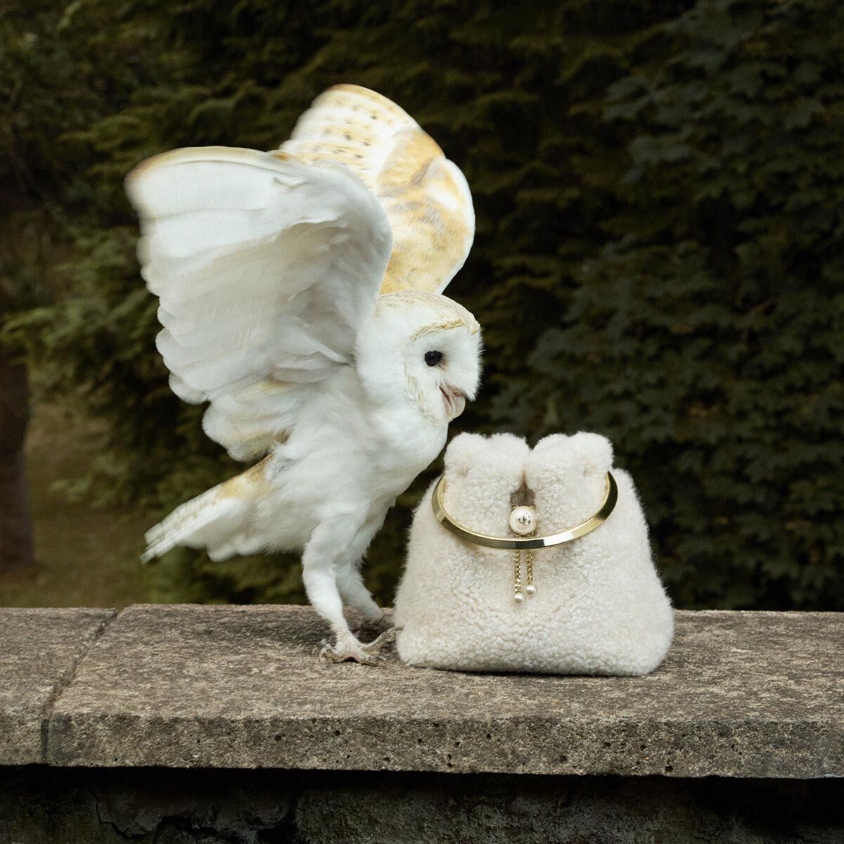 Boncoura バックストラップチノ 31 Bon Bon | Natural Bucket Bag with Metal Handle | JIMMY CHOO