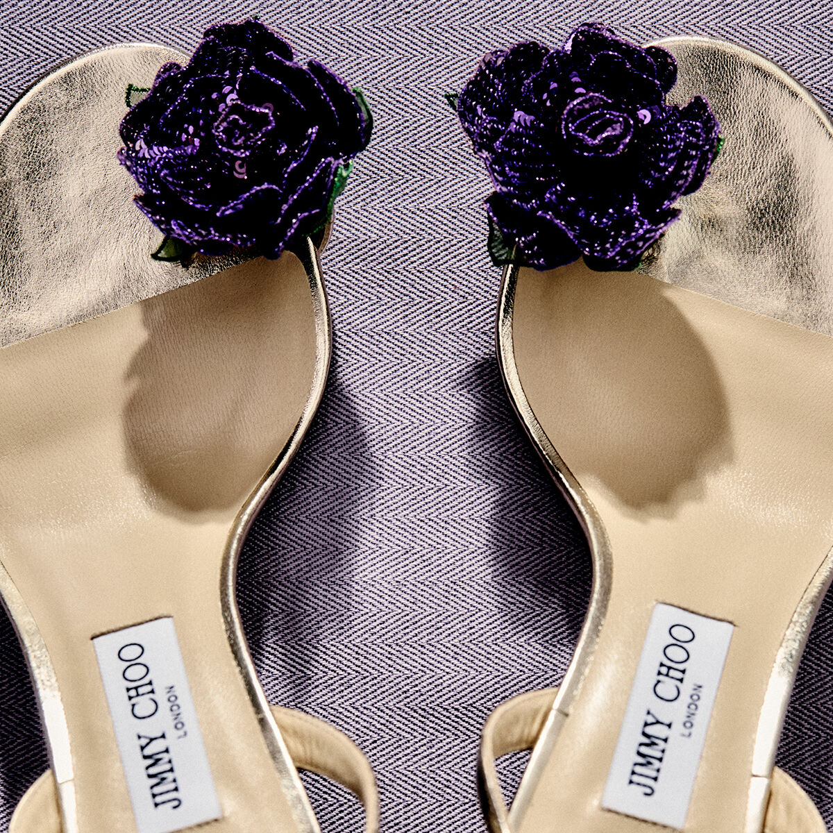 花 mille AZALEA WANG FLOWER EMBELLISHED WEDGE SANDAL IN BLACK – AKIRA