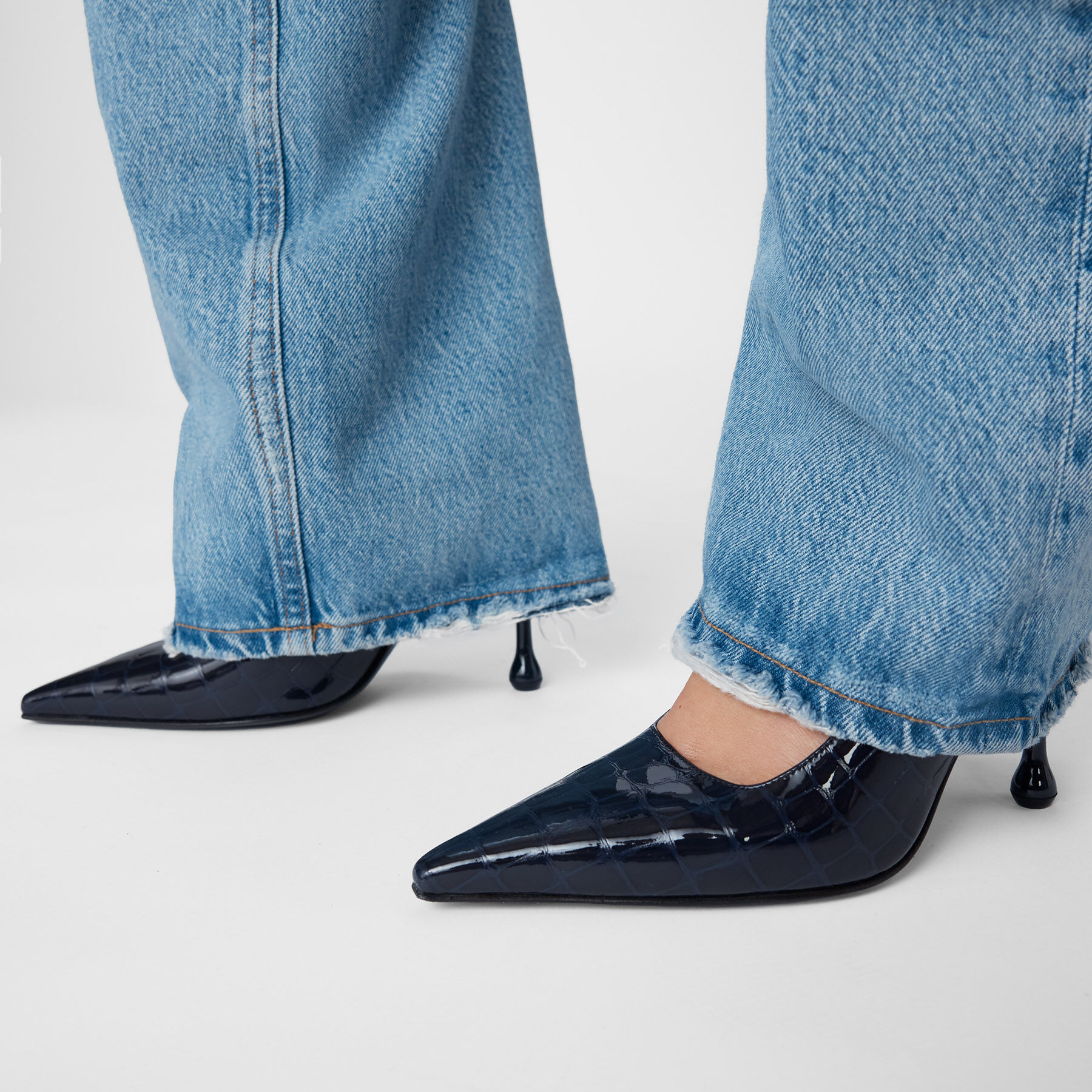 Ixia 95 | Marine Shiny Croc Embossed Leather Pumps | JIMMY CHOO