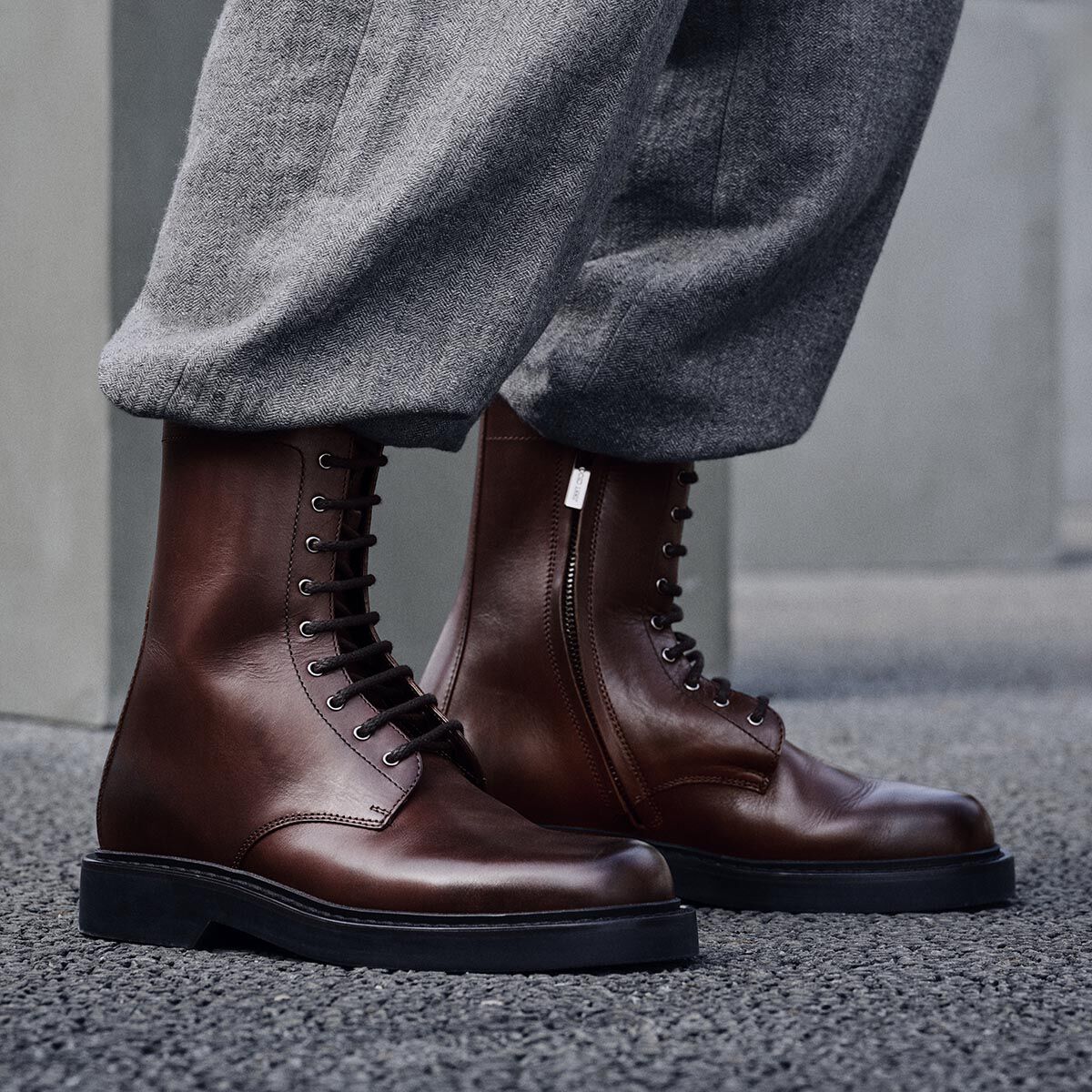 Jimmy Choo ブラウン エンジニアブーツ Rowan Derby Boot | Chestnut Waxed Calf Leather Ankle Boots | JIMMY