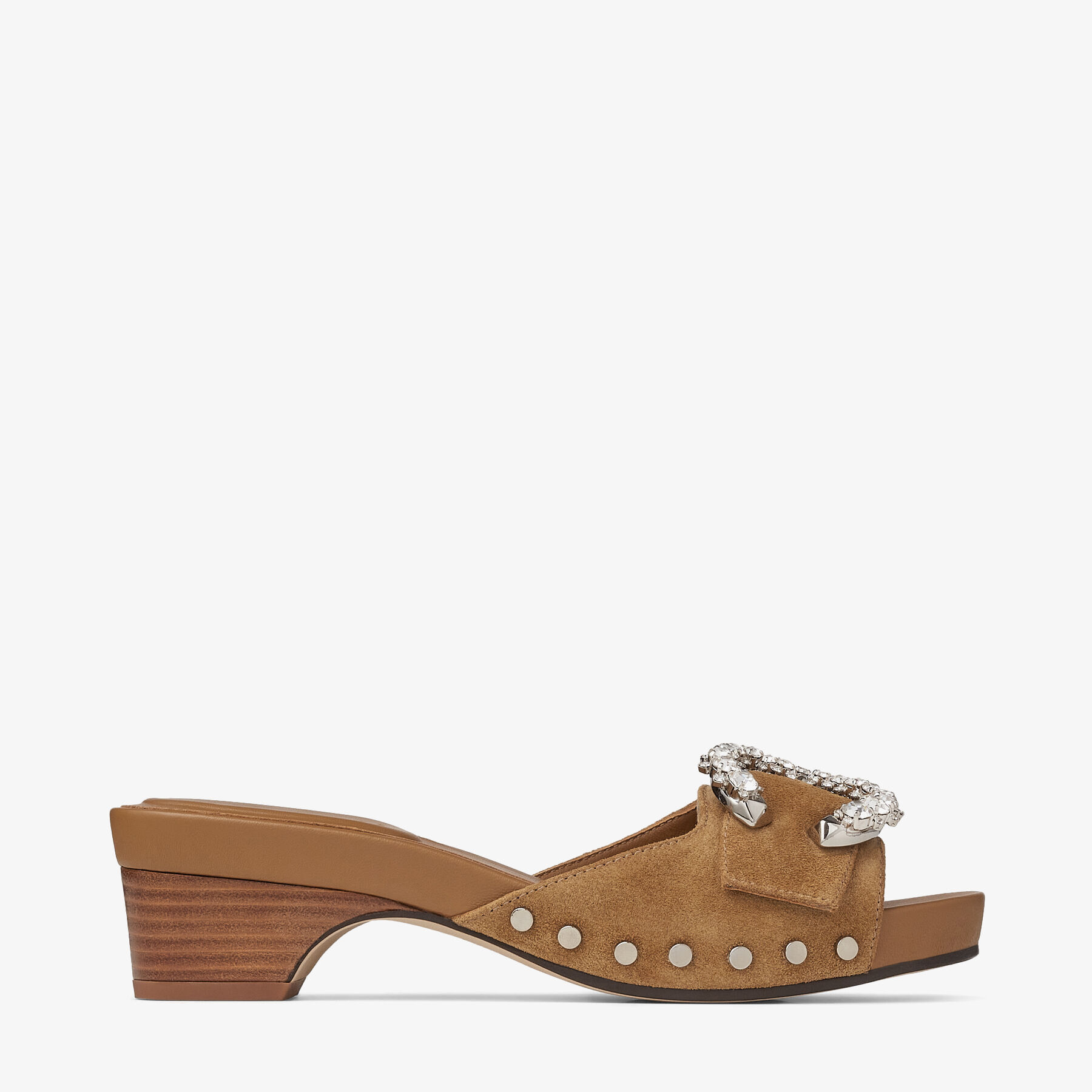 Zuecos de serraje de color camel con hebilla con adornos de cristal | ARLIA  45 | Colección primavera 2022 | JIMMY CHOO