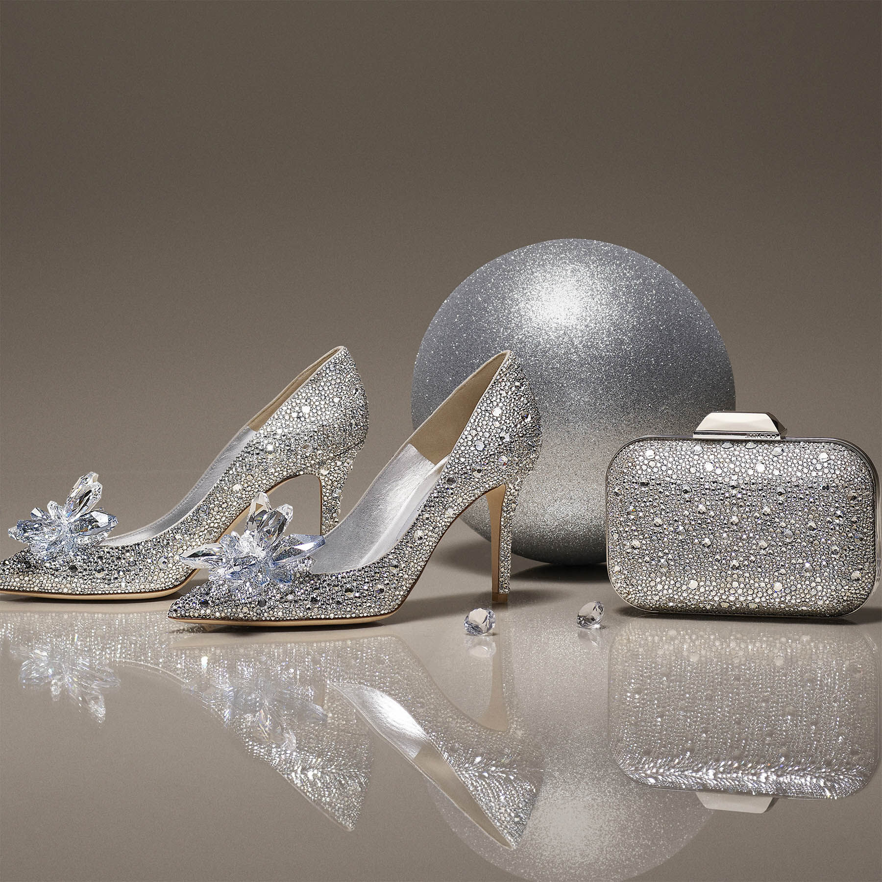 Jimmy Choo Cloud Clutch 2024 favors