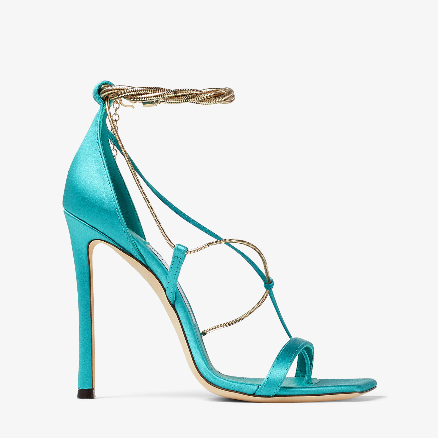 Sandalias en satén de color Malibú con cadenas doradas | ORIANA 110 |  Colección de verano 2022 | JIMMY CHOO
