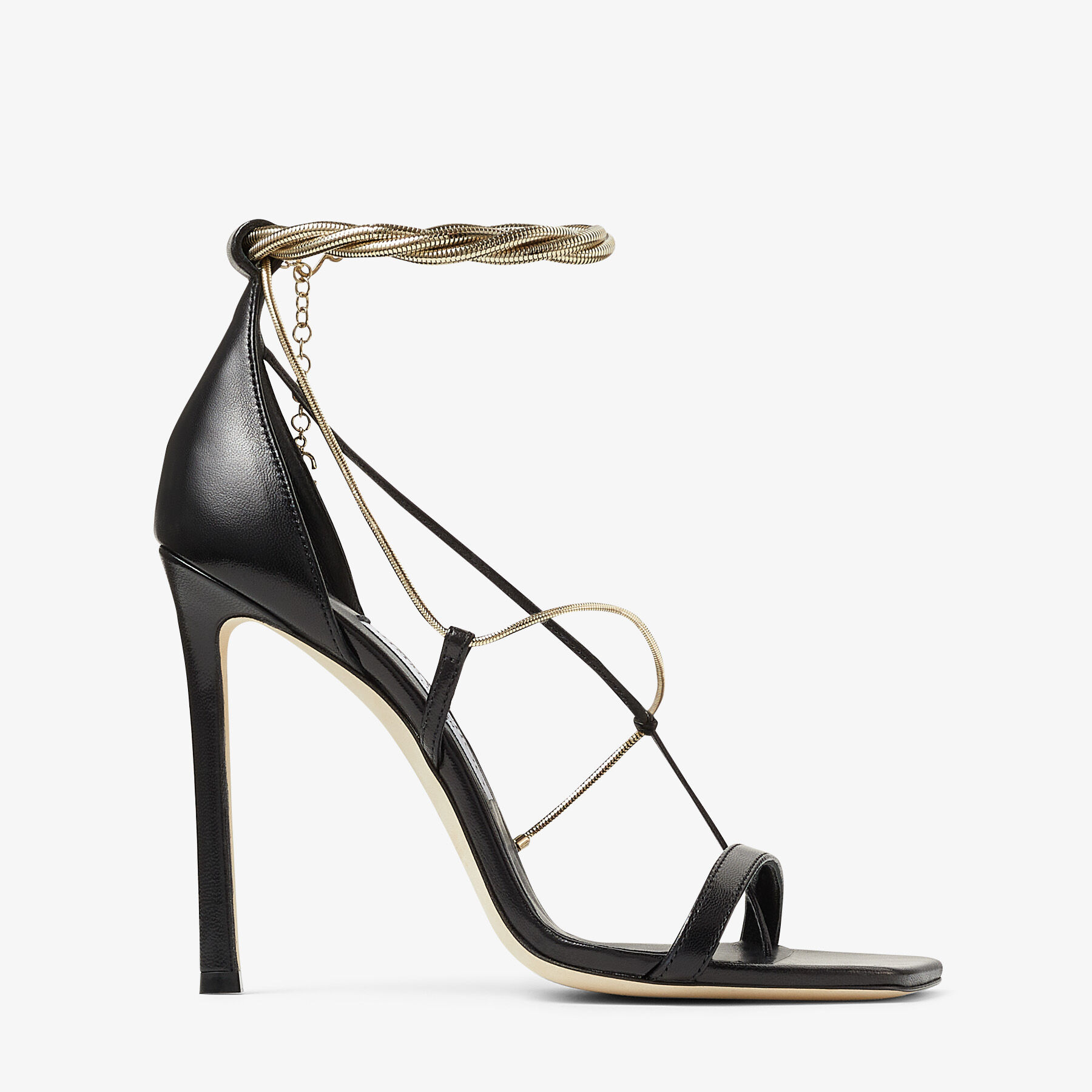 Sandalias en napa de color negro con cadenas doradas | ORIANA 110 |  Colección de verano 2022 | JIMMY CHOO