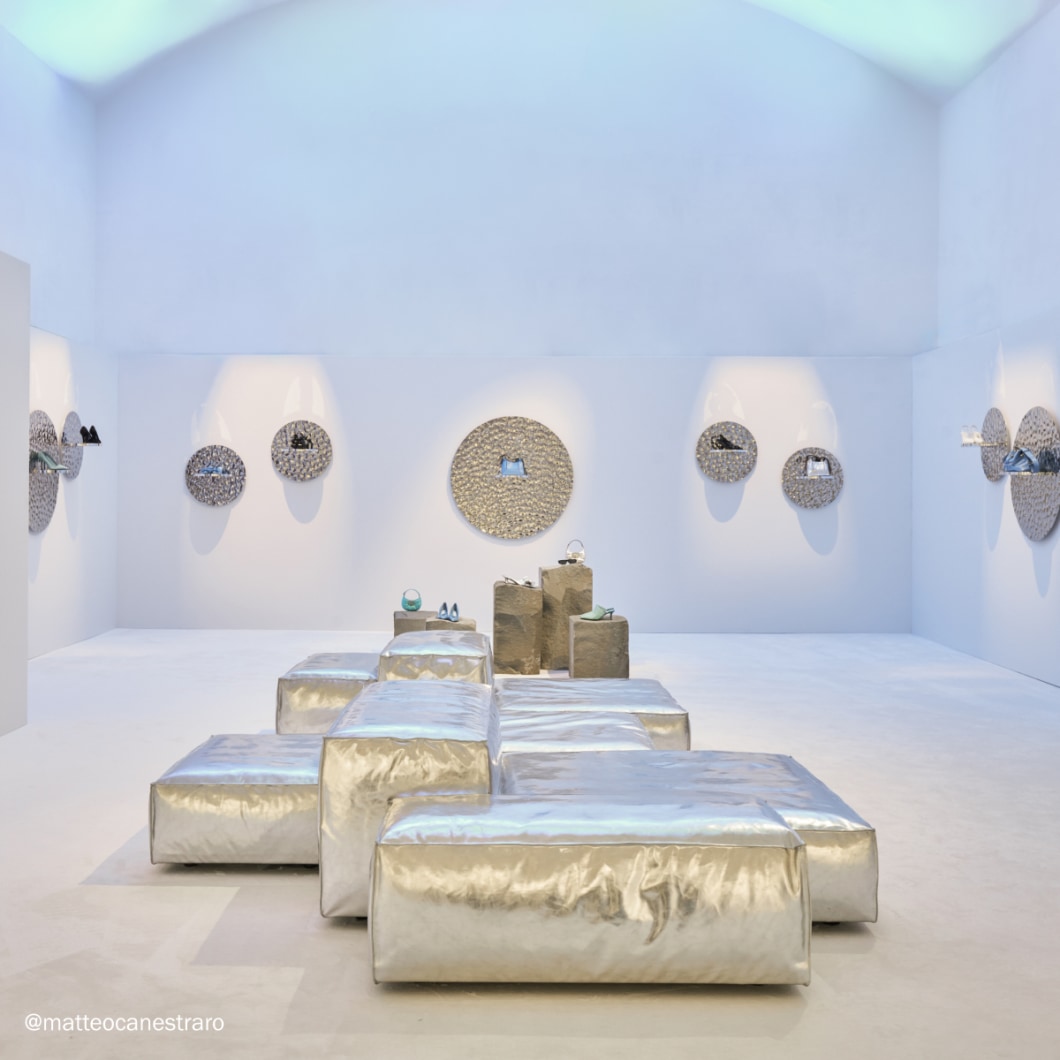 Jimmy Choo presenta la colecci&oacute;n de primavera 2025 en la Milan Fashion Week 