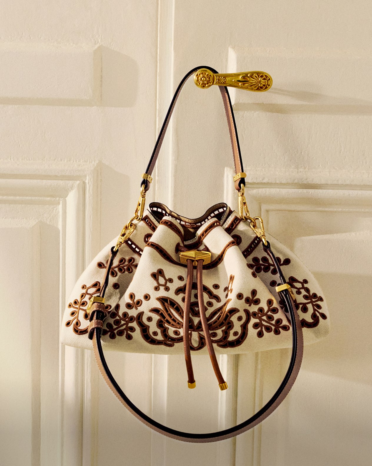 人気カラー/良品！裏張り済み！/JIMMY CHOO/蛇柄ローファー/ JIMMY CHOO - ジミーチュウ ローファー タッセル 花柄 サテン 靴