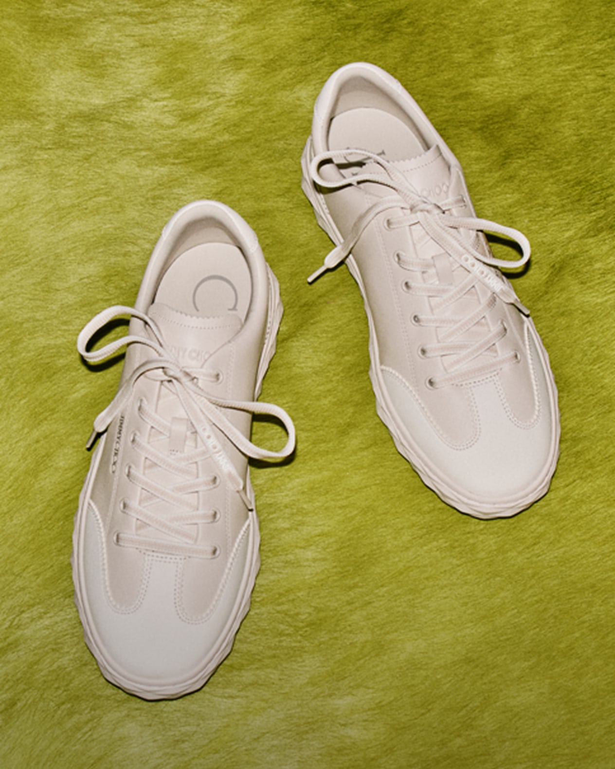 深紅のレザーの表面に展示されている、内側がブラックでレオパード柄のスリッポンローファー。	