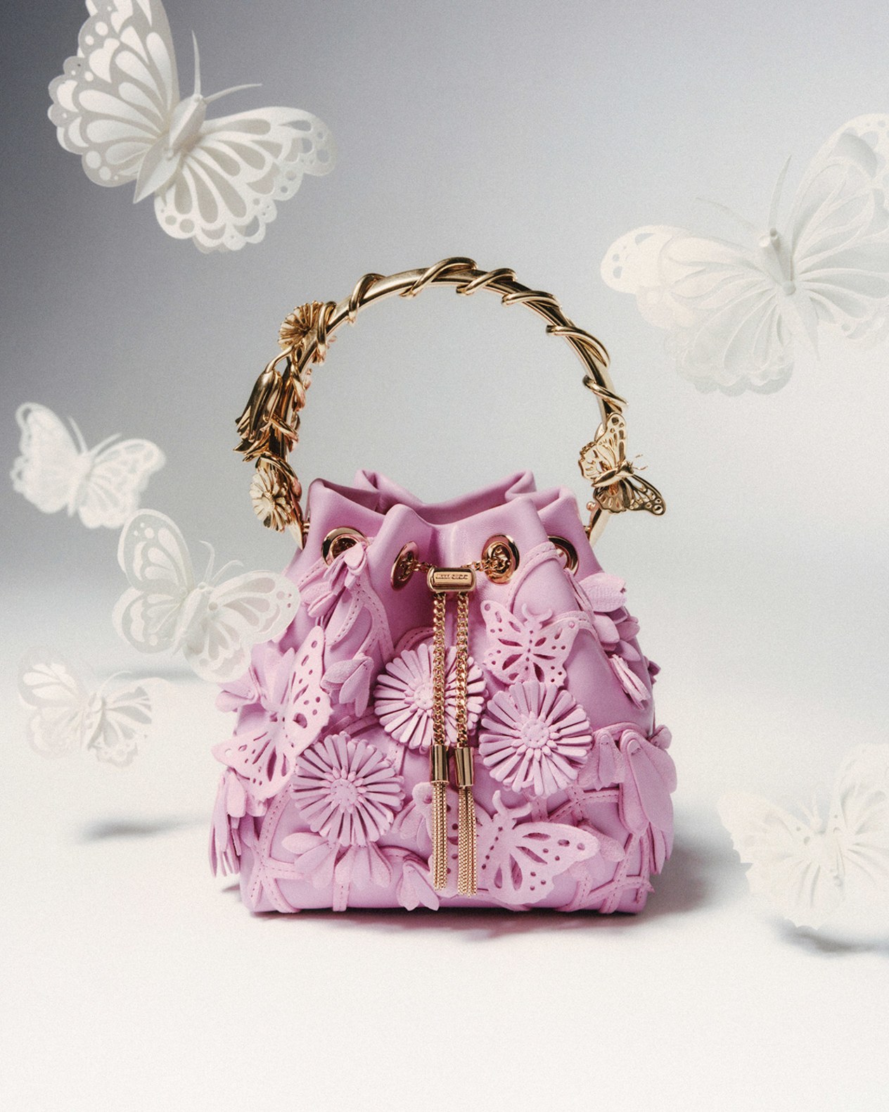 Mannequin tenant un sac de mari&eacute;e blanc &agrave; poign&eacute;e sup&eacute;rieure, photographi&eacute;e en noir et blanc.