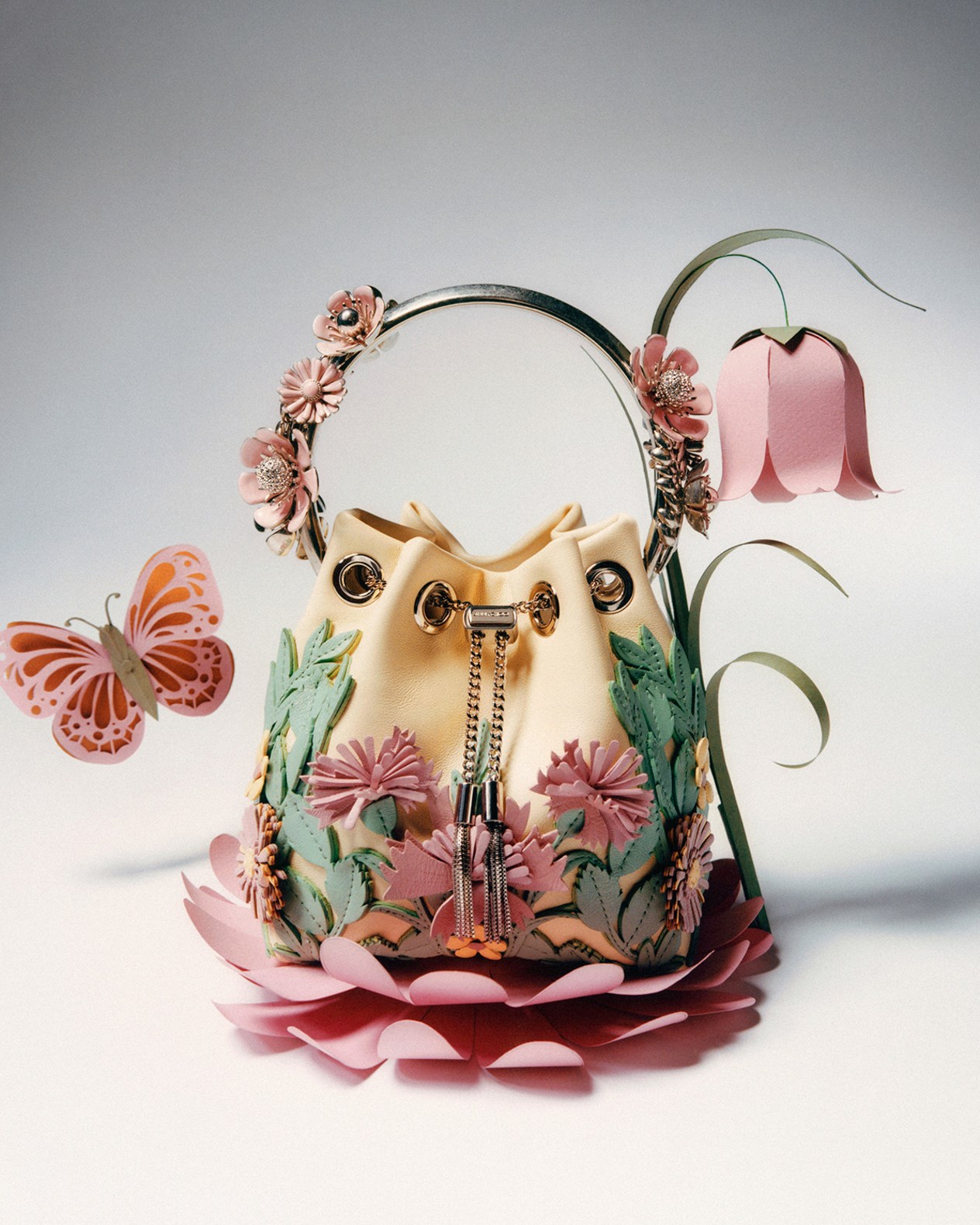  Sandales &agrave; talons &agrave; brides orn&eacute;es de cristaux, dot&eacute;es d&rsquo;une d&eacute;licate bride &agrave; la cheville, rehauss&eacute;es d&rsquo;une couche de tulle transparent.