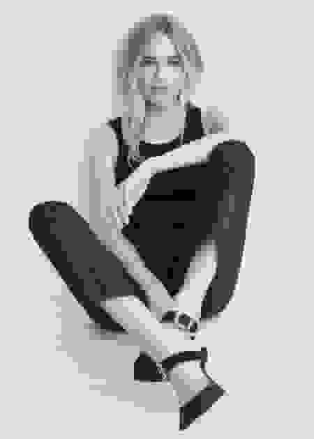 Actress Sienna Miller wearing Jimmy Choo SMOKEY pumps 