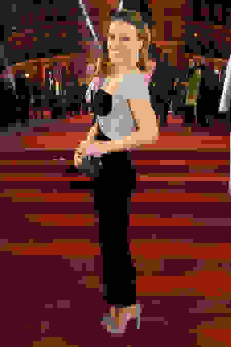 Kate Beckinsale wearing MISTY carrying CLOUD