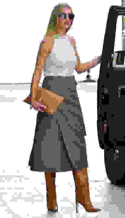 Rosie Huntington-Whitely carrying VARENNE