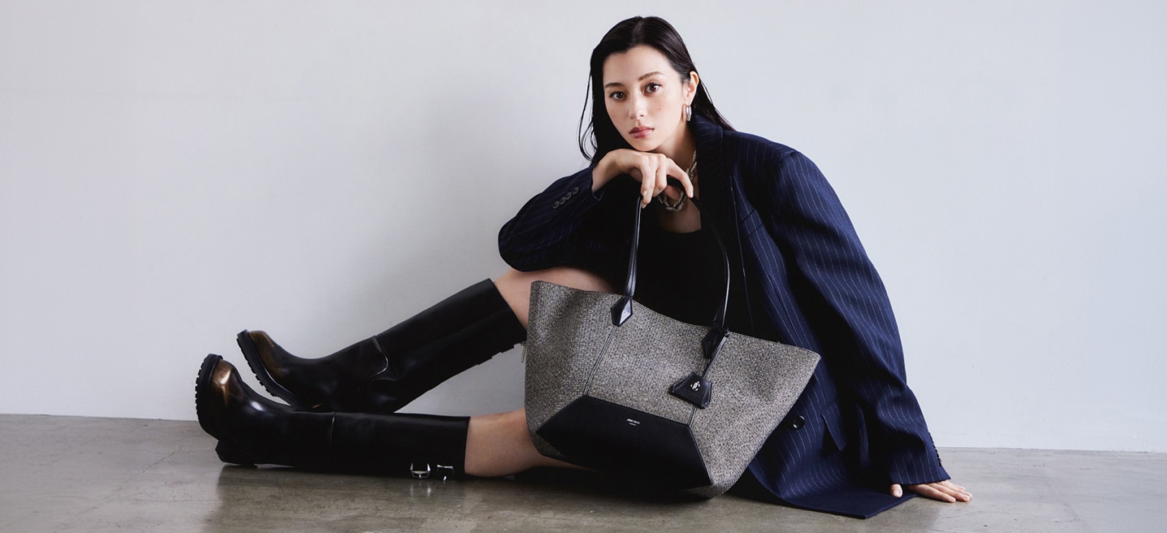 新品未使用✨ジミーチュウ　DOROTHY FLAT　ドットメッシュ　黒×シルバー The JIMMY CHOO Silver Gardenがオープン| ジミー チュウ